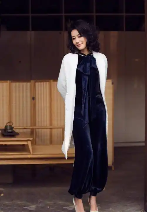 邬君梅哪像53岁?红色羊羔毛大衣配西裤很时髦,齐肩卷发超减龄