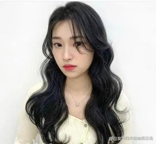 夏天适合烫的s烫发,好看减龄很百搭,也比较容易打理,这样的卷度很显发