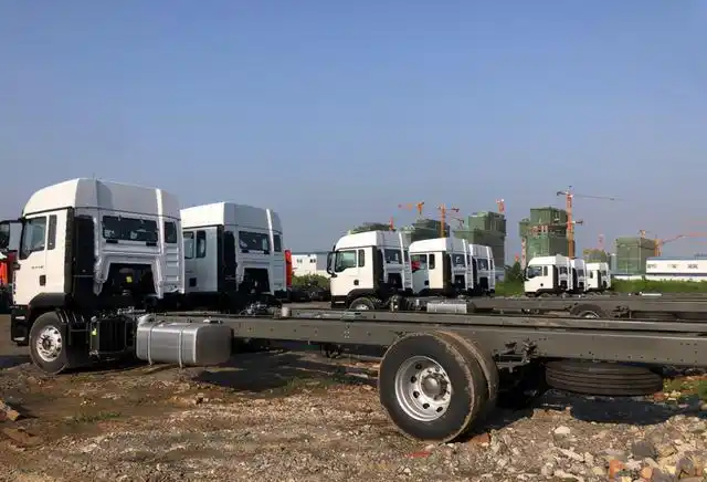 汕德卡g5大单桥载货车实拍货厢长近10米跑干线快递运输真不错