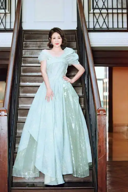 马丽庆祝41岁生日绽放成熟魅力引人注目