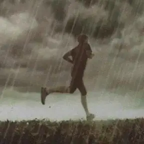 奔跑在雨中奋力前行