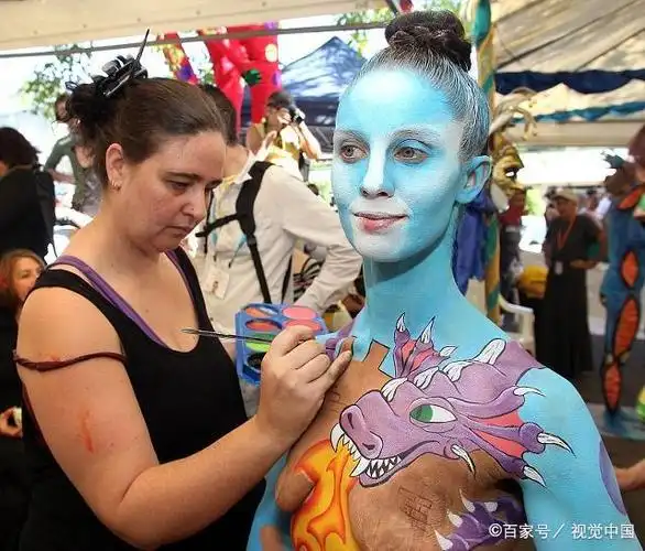 女画家是彩绘高手,在身体上画出逼真的衣服,瞒过了许多路人
