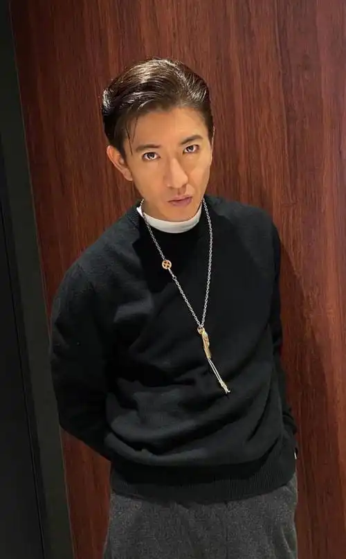 48岁木村拓哉笔挺西装帅气亮相大背头发际线优秀长泽雅美纱裙仙气飘飘