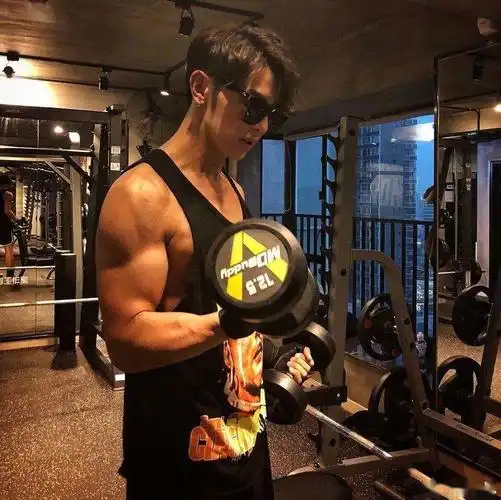 唱跳rap一概垃圾,却为何让万千少女难以自拔?_吴尊