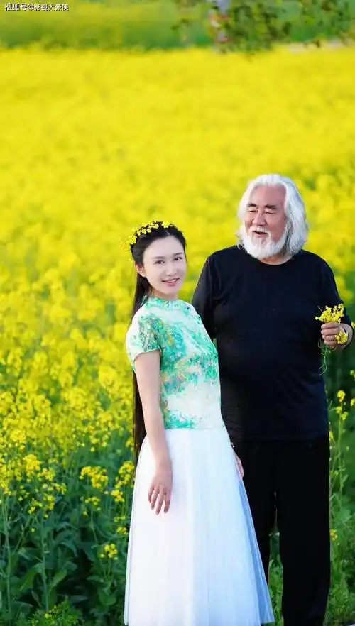 原创72岁张纪中与小30岁妻子在油菜花田跳华尔兹秀恩爱网友人生赢家