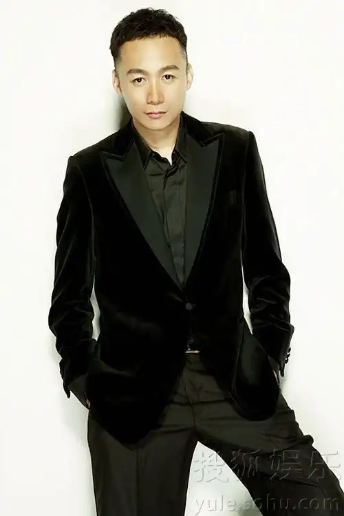 高虎霸气写真出炉 黑色修身西装诠释型男魅力
