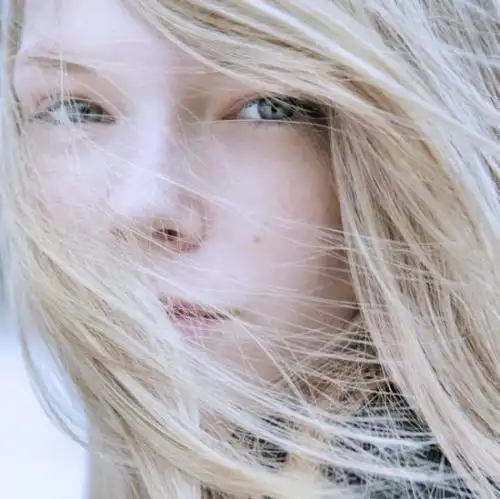 求一张凌乱的头发在脸前的男生头像