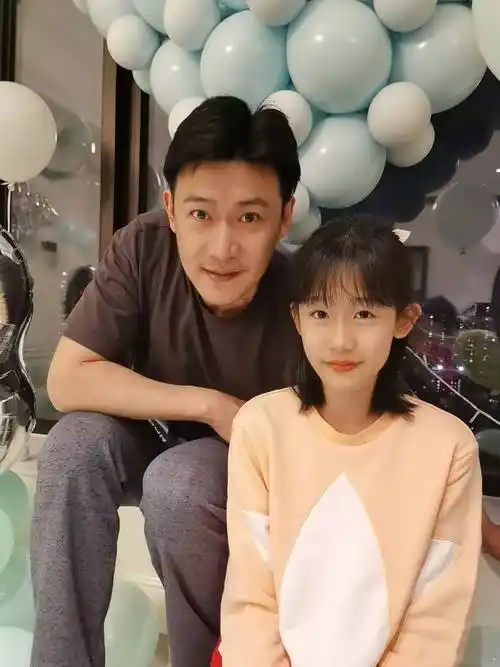 45岁陆毅为女儿庆生,父女俩颜值"惊为天人",网友表示基因强大_照片