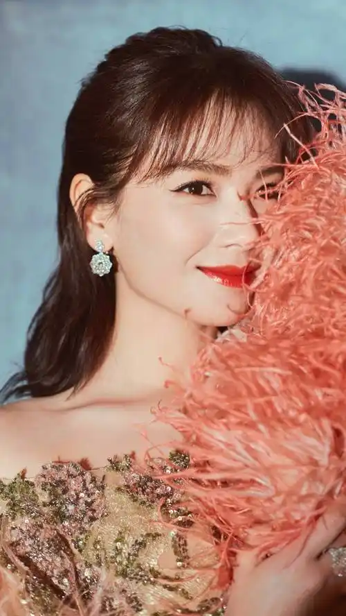 45岁刘涛身穿白色礼裙笑容甜美!