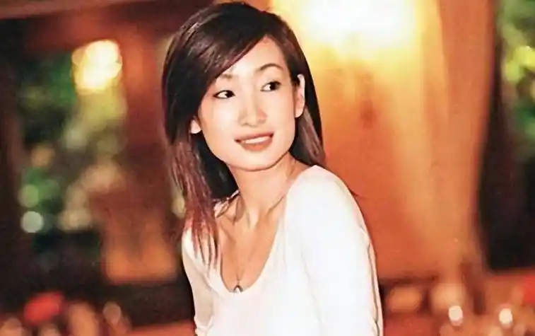 在美女如云的班级中,秦海璐算不上出挑.