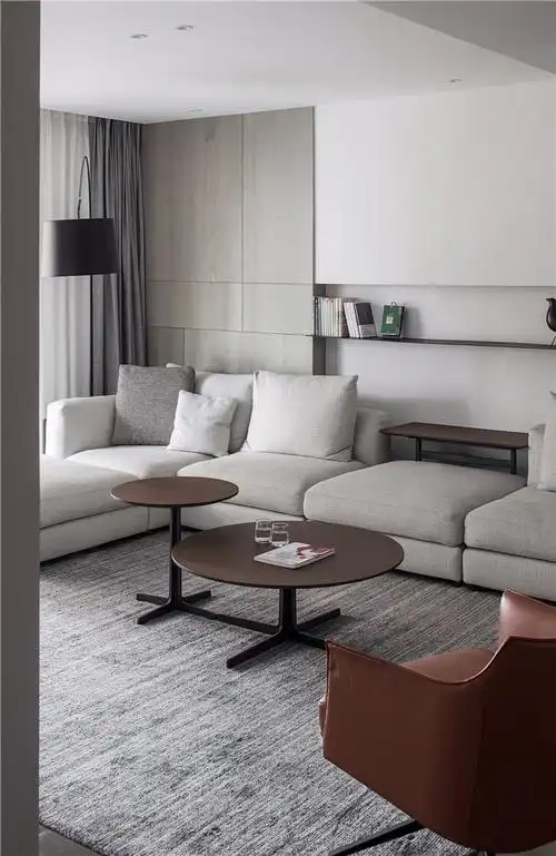 客厅一角细节图#l型沙发 #沙发背景墙 #茶几 #单椅 #钓鱼灯 #地毯