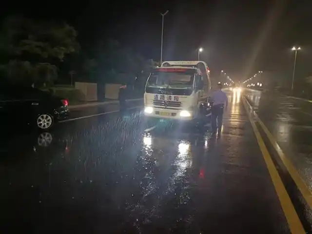 大雨滂沱的夜晚
