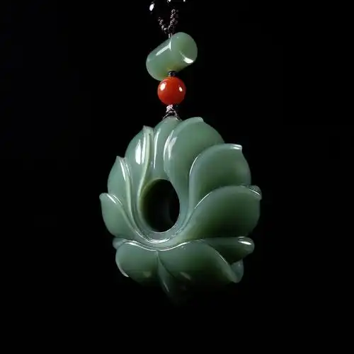 [即拍即得]范德龙玉雕工作室作品 和田玉碧玉莲花吊坠 85.68g