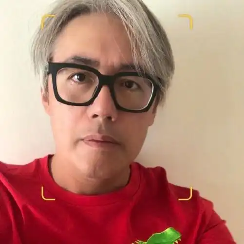 53岁"苦情歌王"张宇晒照满头白发,事出有因,变大叔也超有型