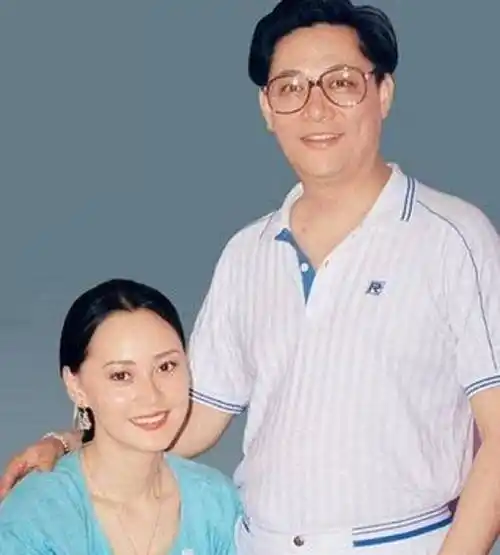 60岁大宋佳携老公聚会,穿高领毛衣朴素接地气,夫妻俩同框显般配_丈夫