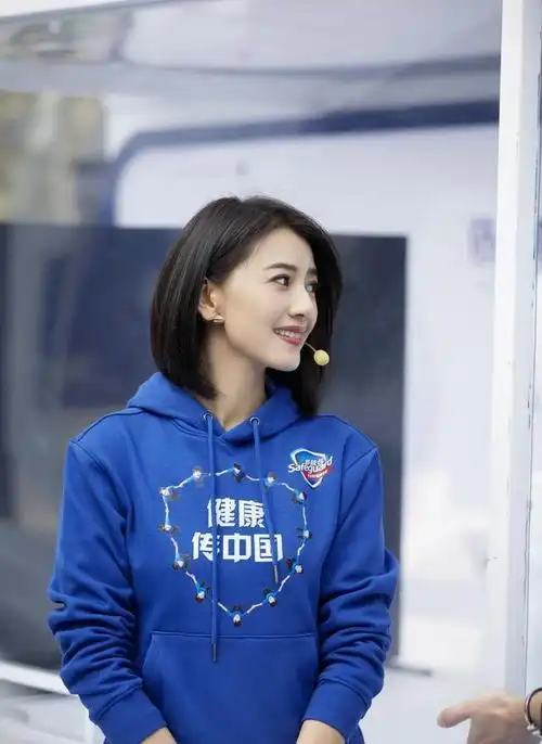 [心]高圆圆这发型不错,带点卷曲度的短发,清爽又优雅高圆圆这个发型遛