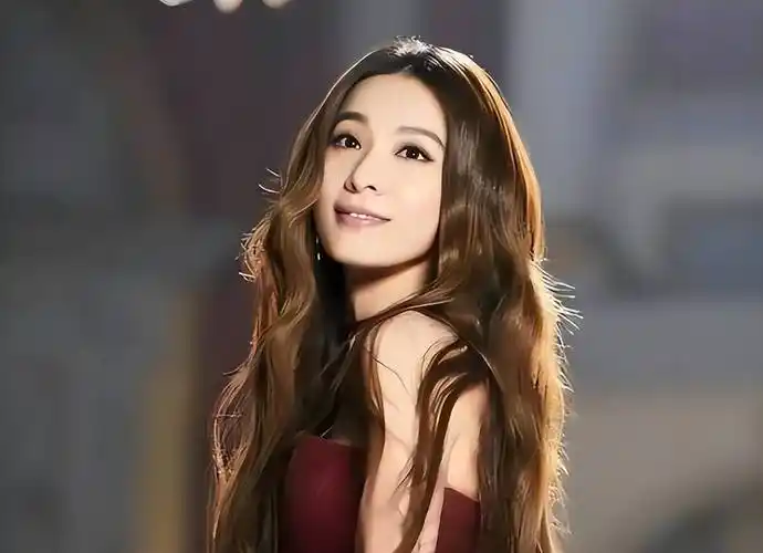 田馥甄1983年出生于新竹,2001年与任家萱,陈嘉桦组成了s.h.e组合