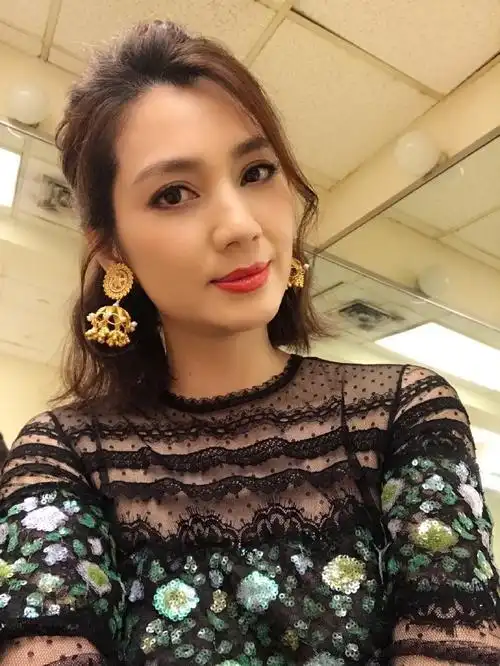 47岁的洪欣风采依旧不仅身材好还很会穿