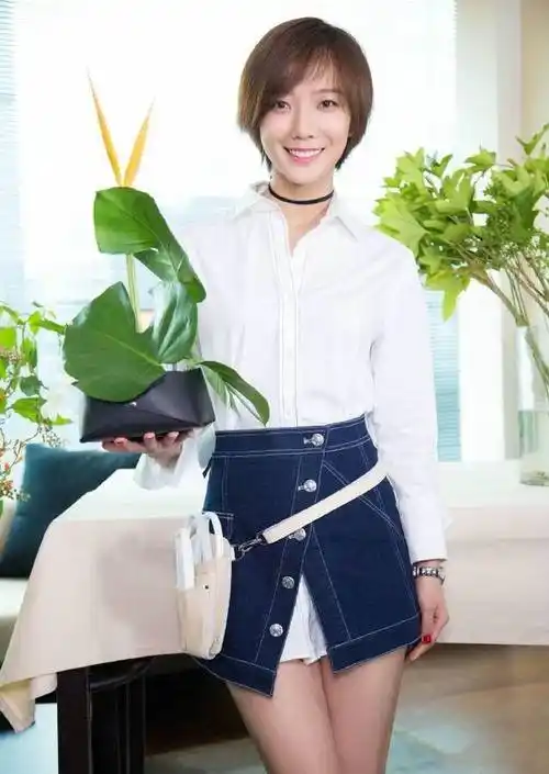 原创王珞丹还是短发好看针织衫配阔腿裤显轻熟感气质颜值能撑得住