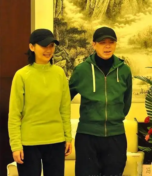 徐帆参加同学聚会53岁素颜自然松弛纯天然穿老式棉服就是漂亮