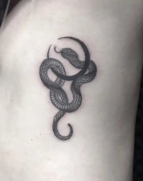 蛇纹身图片_腰部腹部水墨点刺蛇月亮纹身图案