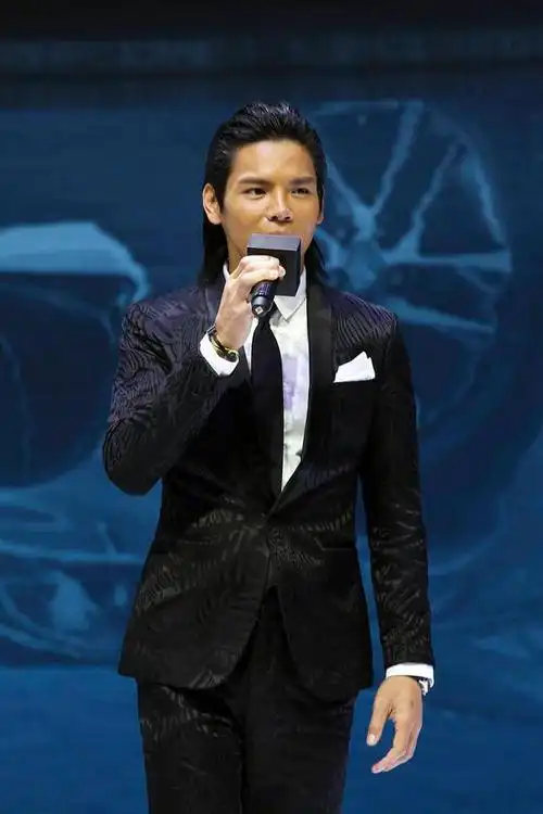 加上向佐平时也经常以拳击等运动形象出圈,为什么高频