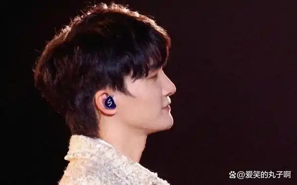 娱乐圈中,周深在音乐路上走出独特发展路径,和肖战的对应也是一种突显