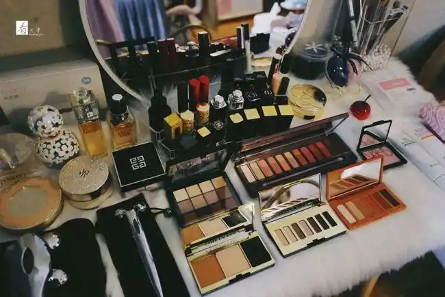 给宝贝萌准备出来的化妆桌也还在   上边摆放的化妆品还在等待着你