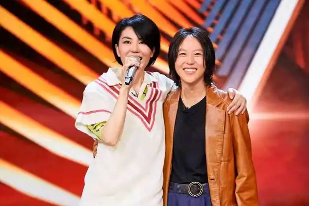 王菲女儿窦靖童26岁叛逆期已过?新造型居然留起大波浪甜美又可爱