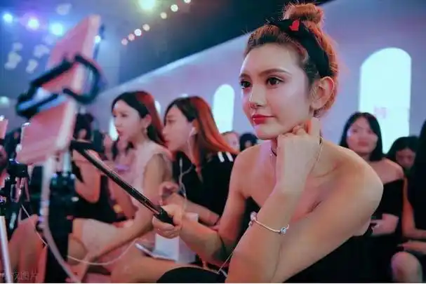 网红薇薇安被富二代打赏9000万见面直接娶回家如今过得怎样