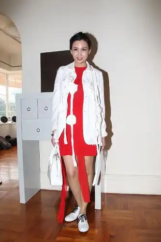 邱淑贞自然老去之后,真是低调不少,衣品也变得很接地气了