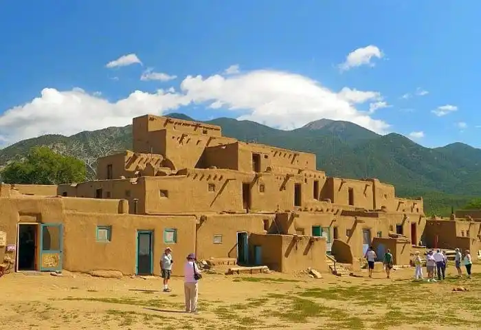 是用水,沙,粘土和稻草的传统方法而建陶斯印第安人部落村,村民住的