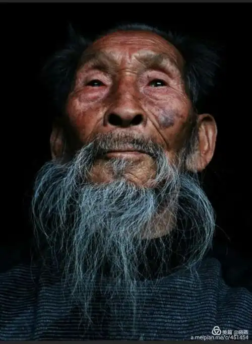摄影者们为老人历尽坎坷,饱经沧桑的面孔拍摄了许多照片,这