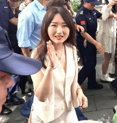 53岁杨钰莹虽微微发福但无美颜无滤镜街拍穿搭减龄像女学生