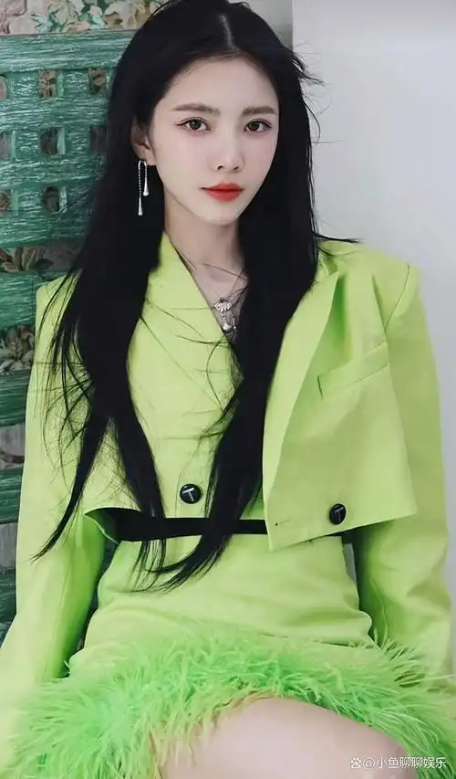 杜淳老婆王灿晒美照,一身绿色打扮又嫩又漂亮,网友吐槽太想火了