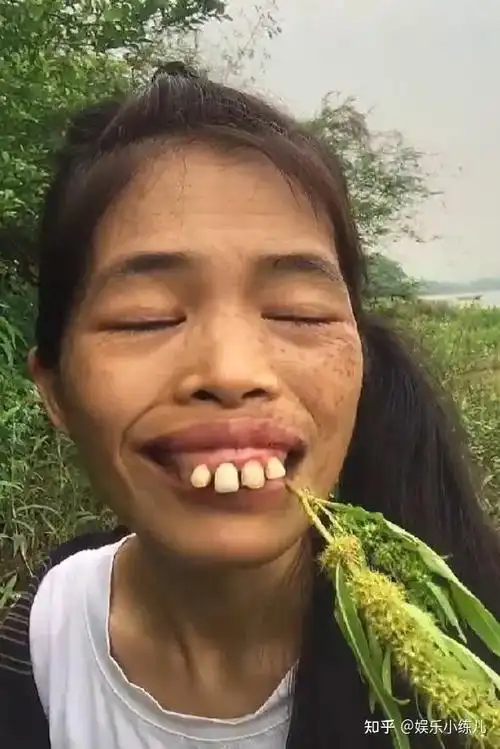 广东女子因长相奇特成大网红,一口龅牙无处安放,网友抢着要娶她