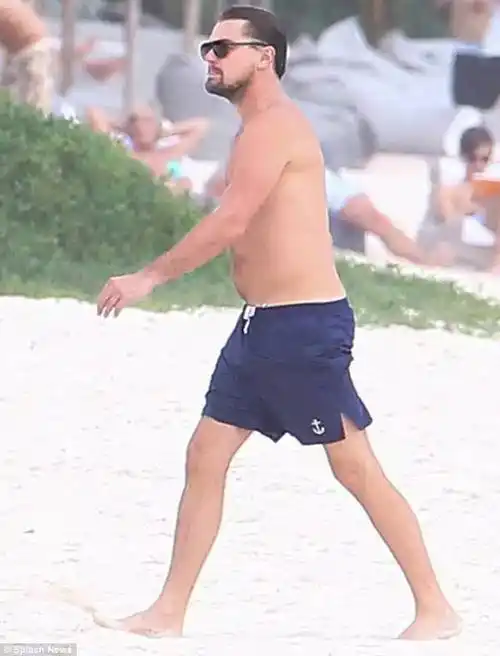 小李子和女友海边度假,又贡献出了一堆表情包