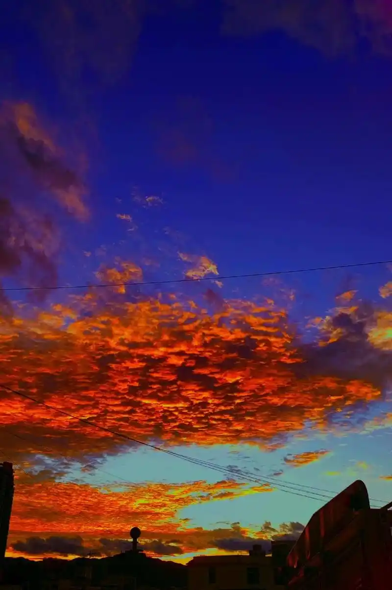 于是她脸红变成了晚霞.#火烧云满天 - 抖音