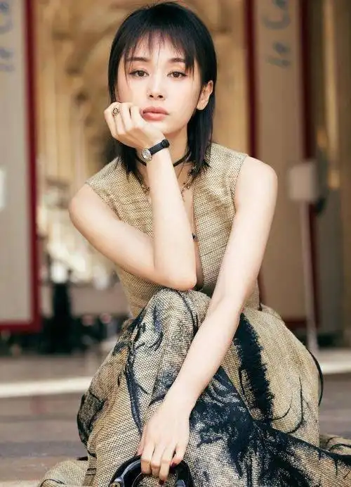 王子文又在国外凹造型,穿深v领连衣裙配齐肩短发,美得高贵优雅