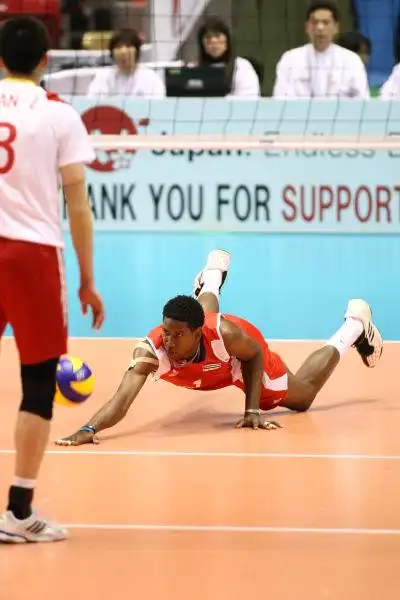 图文男排世界杯中国23古巴莱昂倒地救球