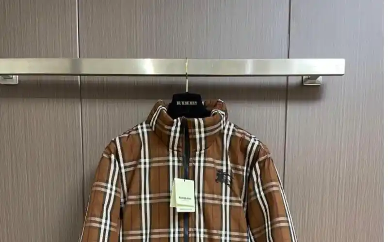 burberry巴宝莉高仿2023fw秋冬新款马术骑士徽标橡树叶徽章格纹尼龙