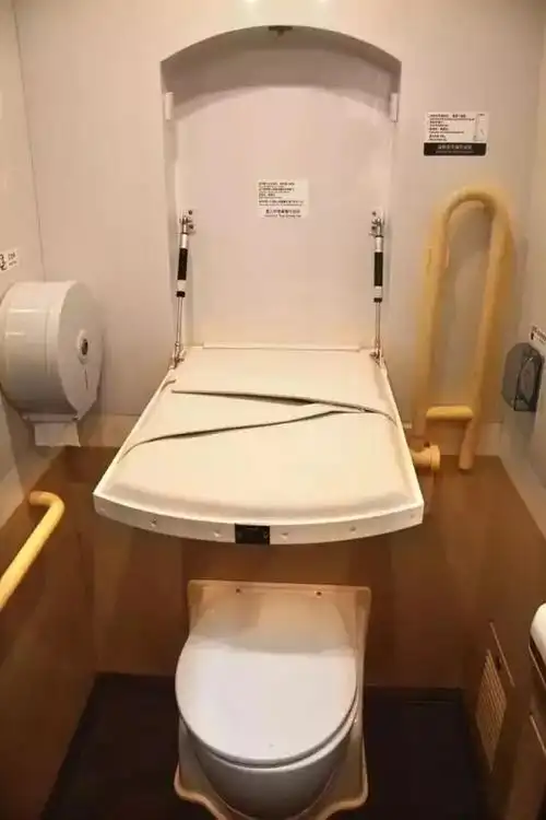 为cr400af二等座车) 2 (图为cr400af餐车) 3 (图为cr400af坐式卫生间)