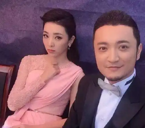 央视主持李思思谈及老公,两人是大学初恋,并不是60多岁的老头_腾讯