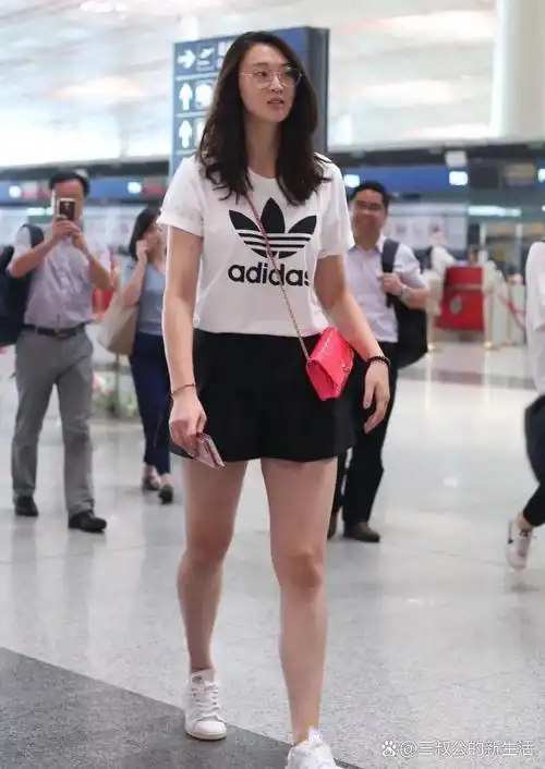 身高 1 米 92 的惠若琪穿上短裤,那双腿简直逆天了,就问问你们服不服?