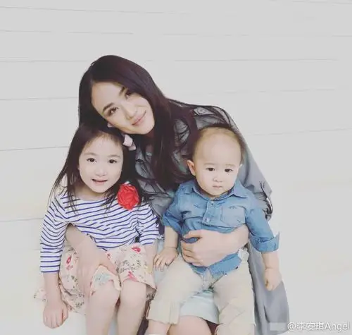 李安琪抱着一双儿女