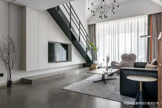 电视柜厚度没有和楼梯做齐平,能够让客厅空间更加宽敞明亮.