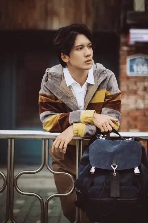 关智斌漫步城市街头 沉淀自我寻找生活