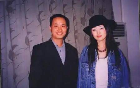 网上杨钰莹赖文峰合影照是假的(组图)