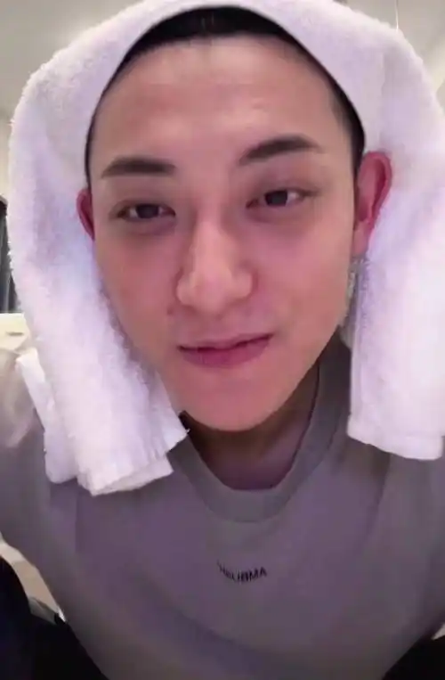 徐艺洋白衬衫被穿出俏皮感2