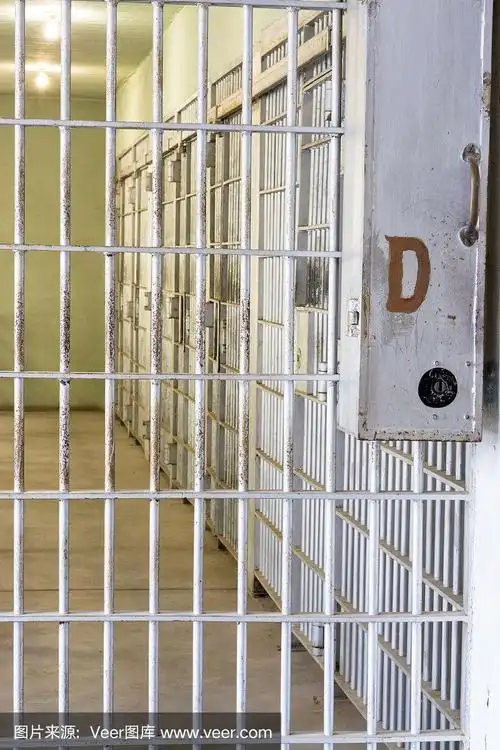 监狱走廊上的牢房
